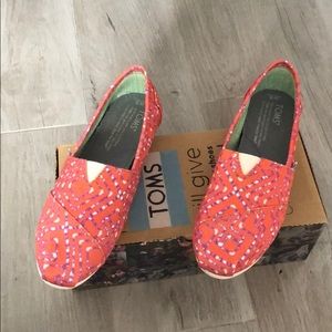 Coral/Purple Geometric TOMS-Classics